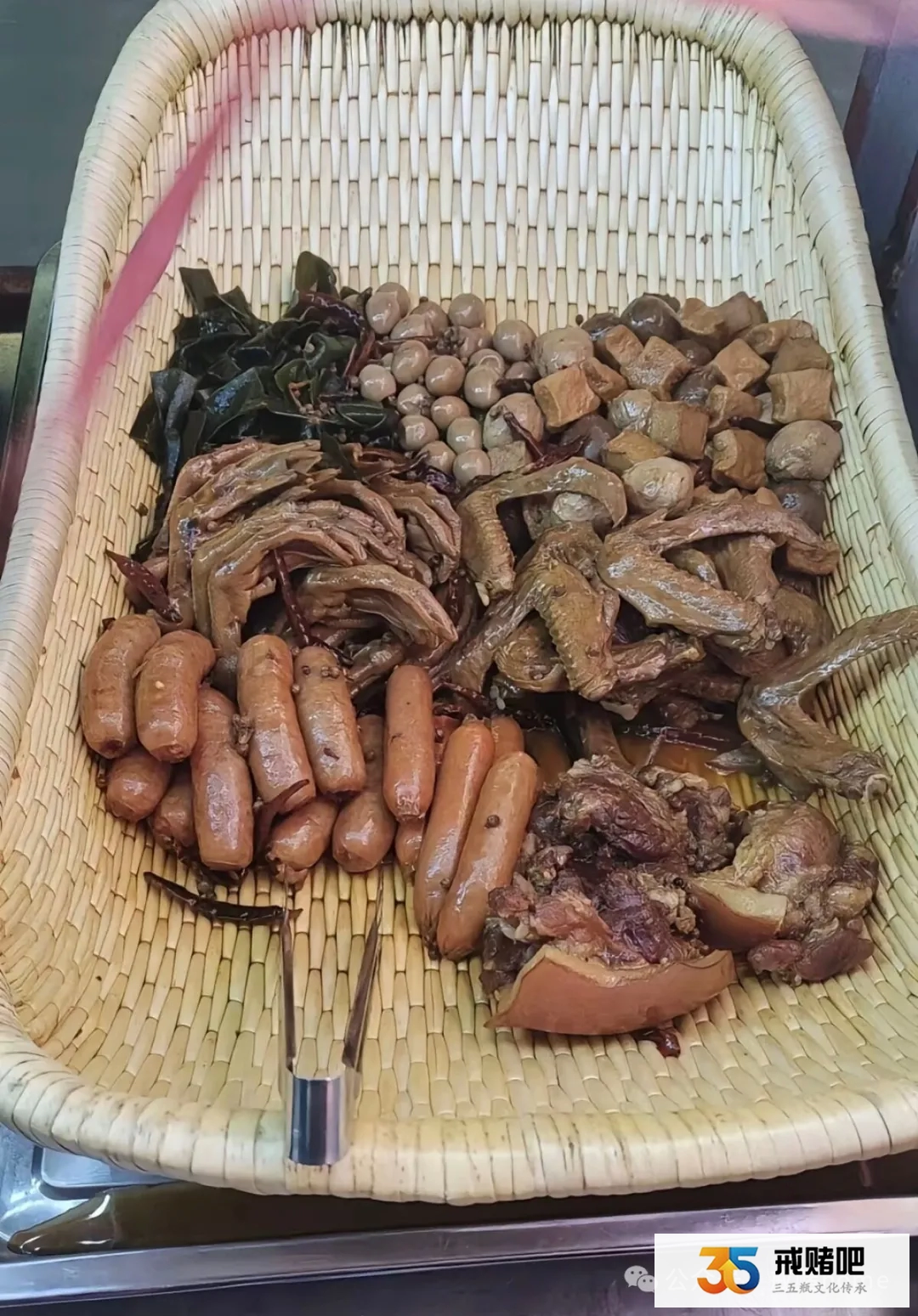 96年女人，炒虚拟币两次输掉100多万，被老公赶出家门，现在摆摊卖卤菜还债